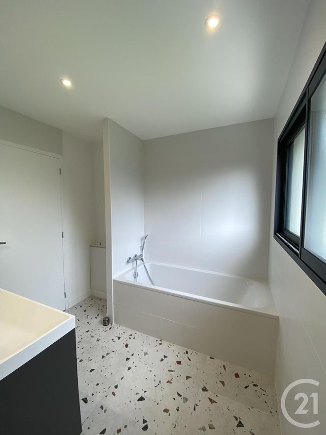 maison à louer - 4 pièces - 121.66 m2 - LA CHEVALLERAIS - 44 - PAYS-DE-LOIRE - Century 21 Espace De L'Isac